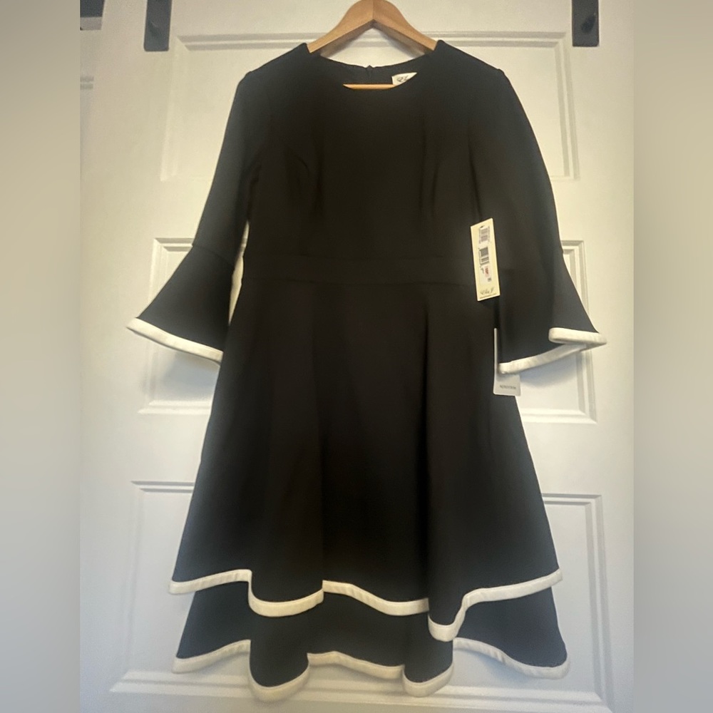 Eliza J - Bell Sleeve Fit & Flare Dress
blk ivory / 10P